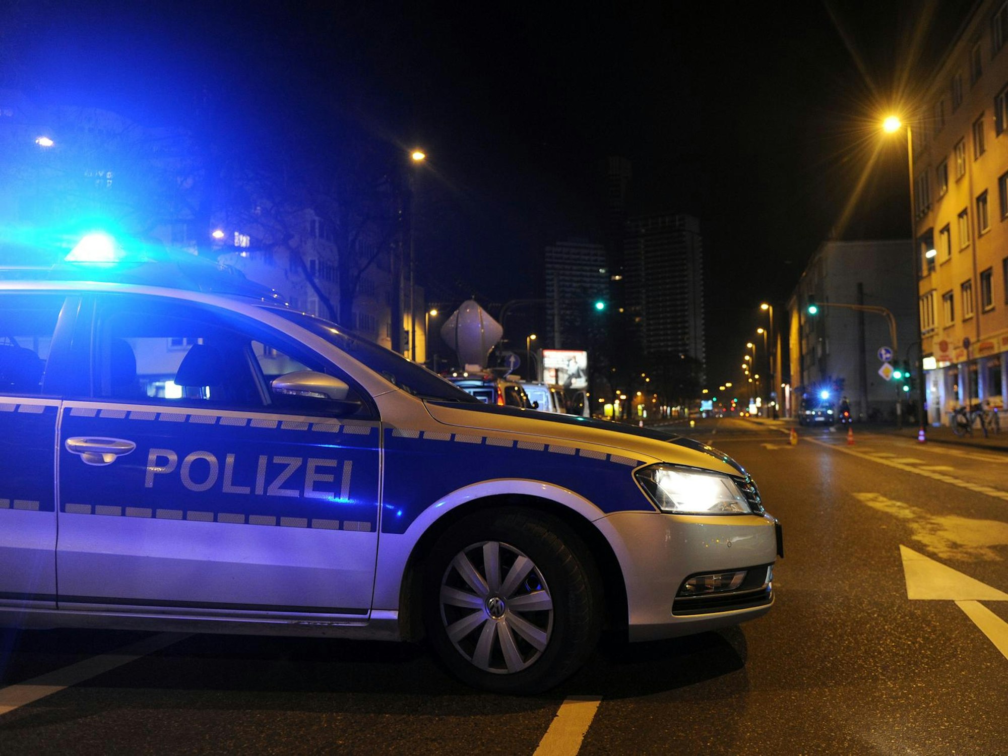 Ein Streifenwagen steht auf einer Straße.