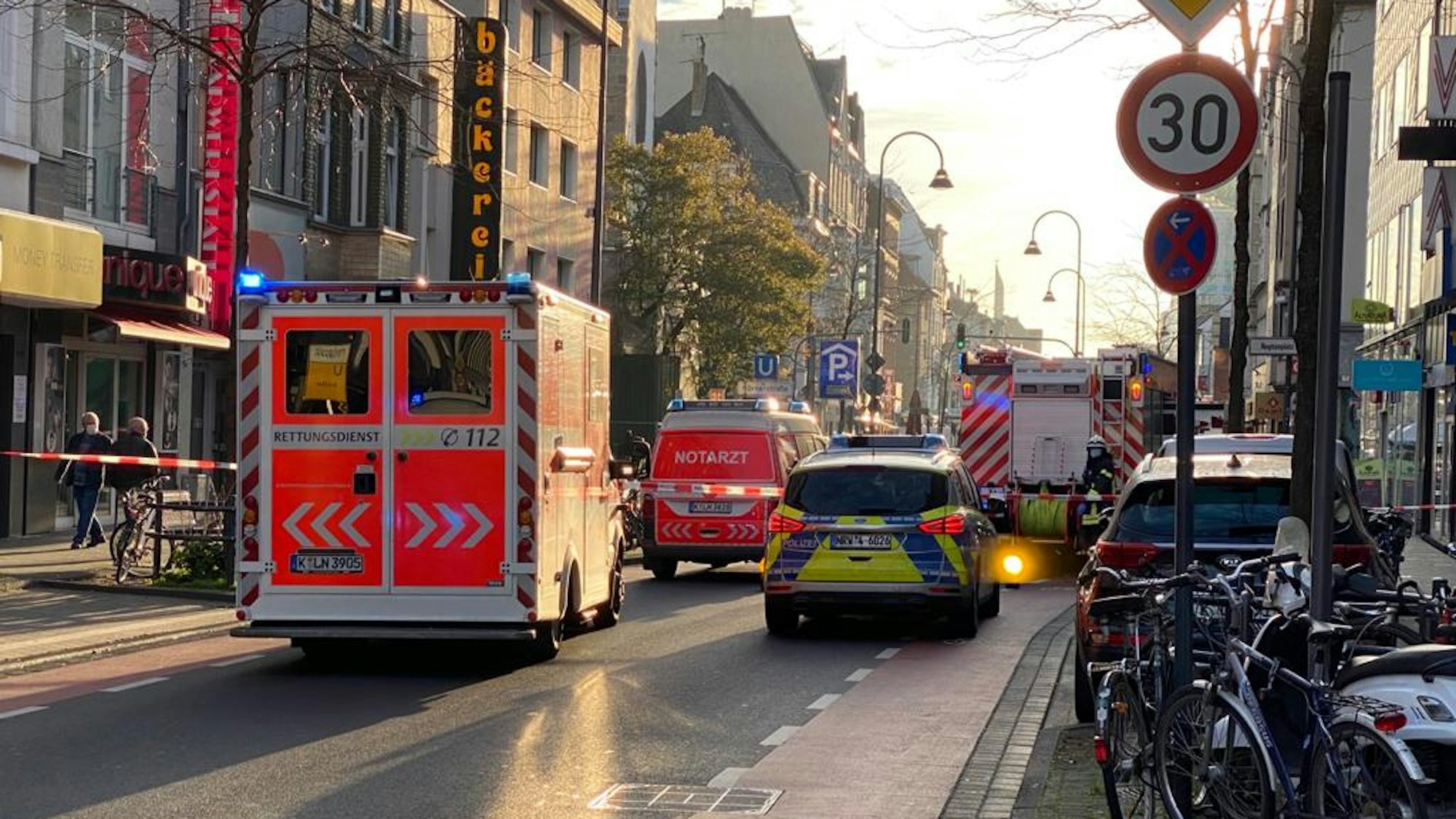 Die Straße ist abgesperrt, Fahrzeuge von Polizei, Rettungsdienst und Feuerwehr sind vor Ort.
