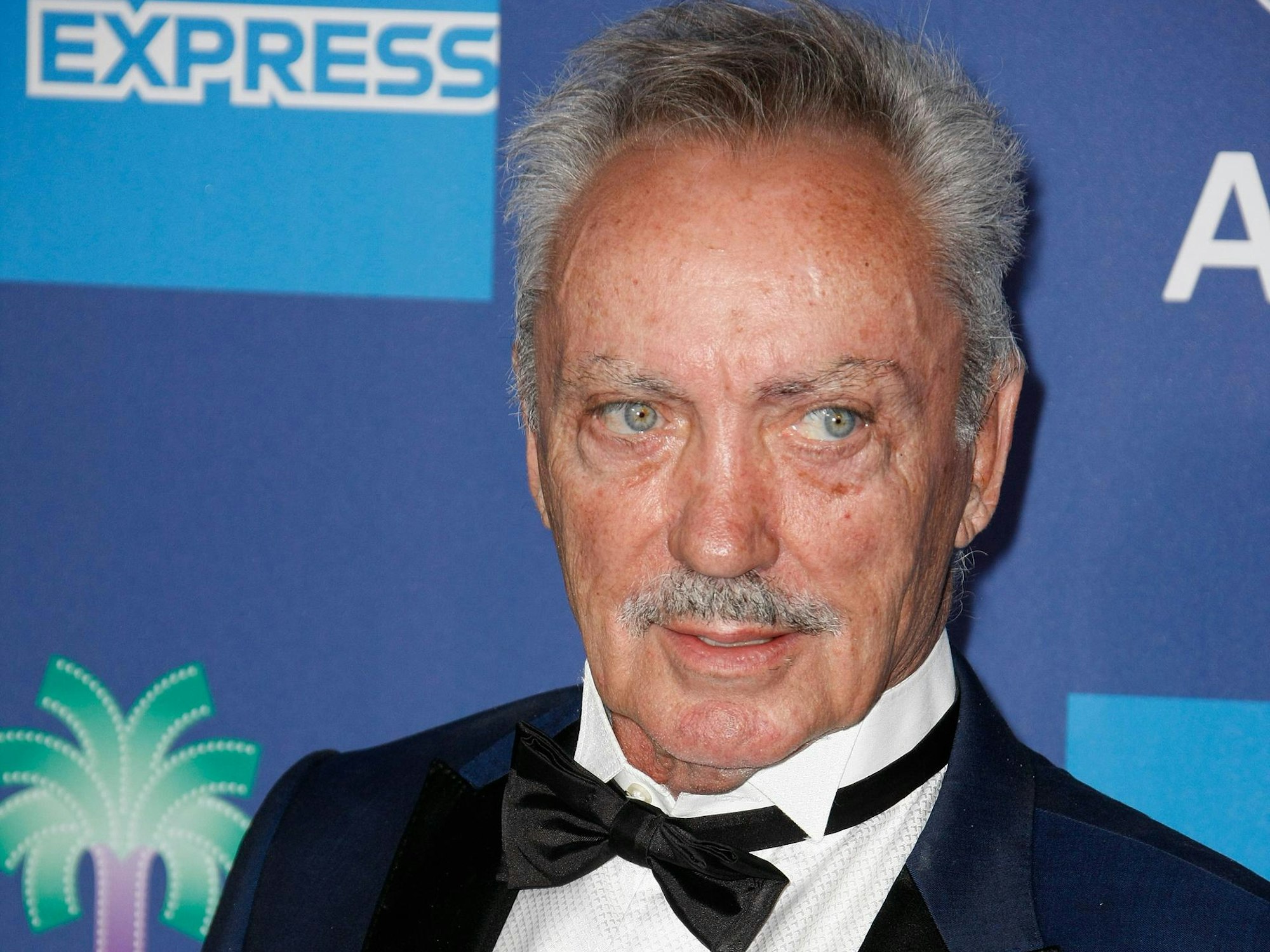 Portrait von Udo Kier im Smoking