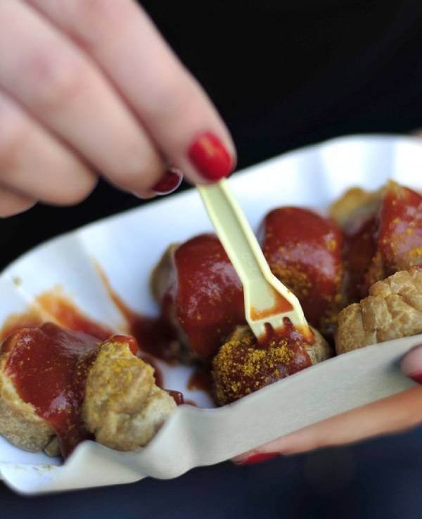 Currywurst auf einer Pappschale mit Plastikgabel