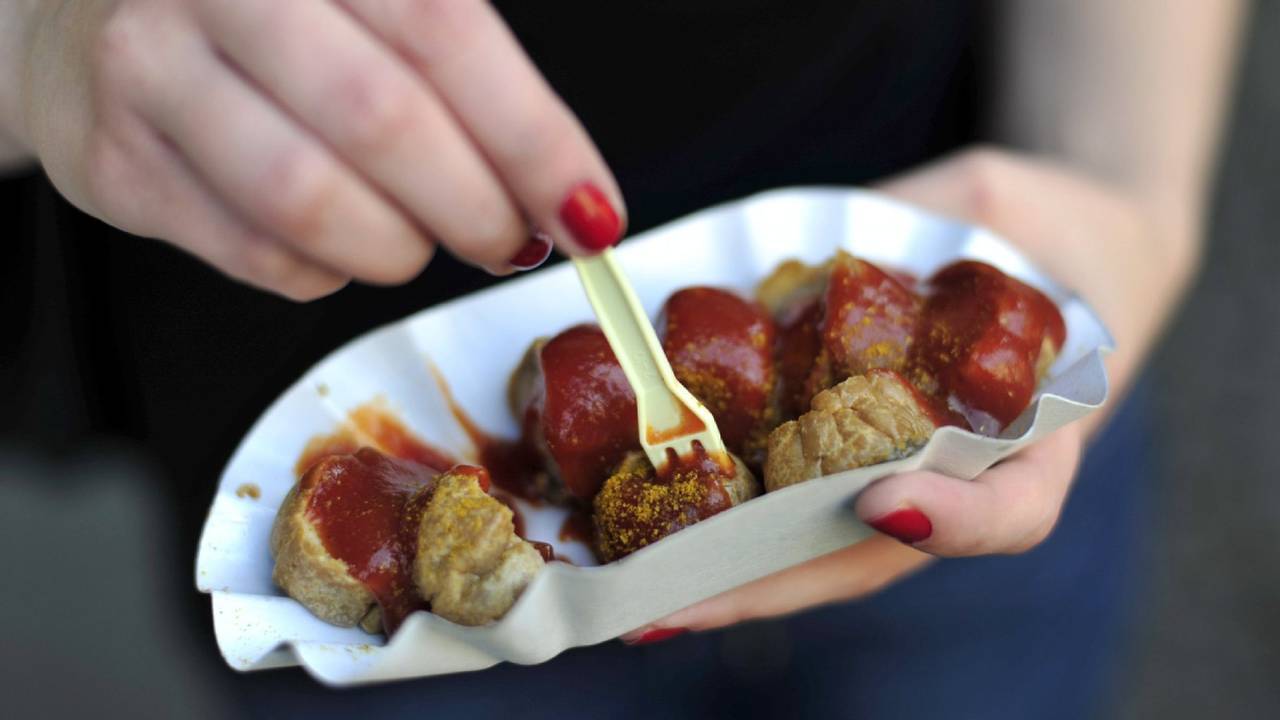 Currywurst auf einer Pappschale mit Plastikgabel