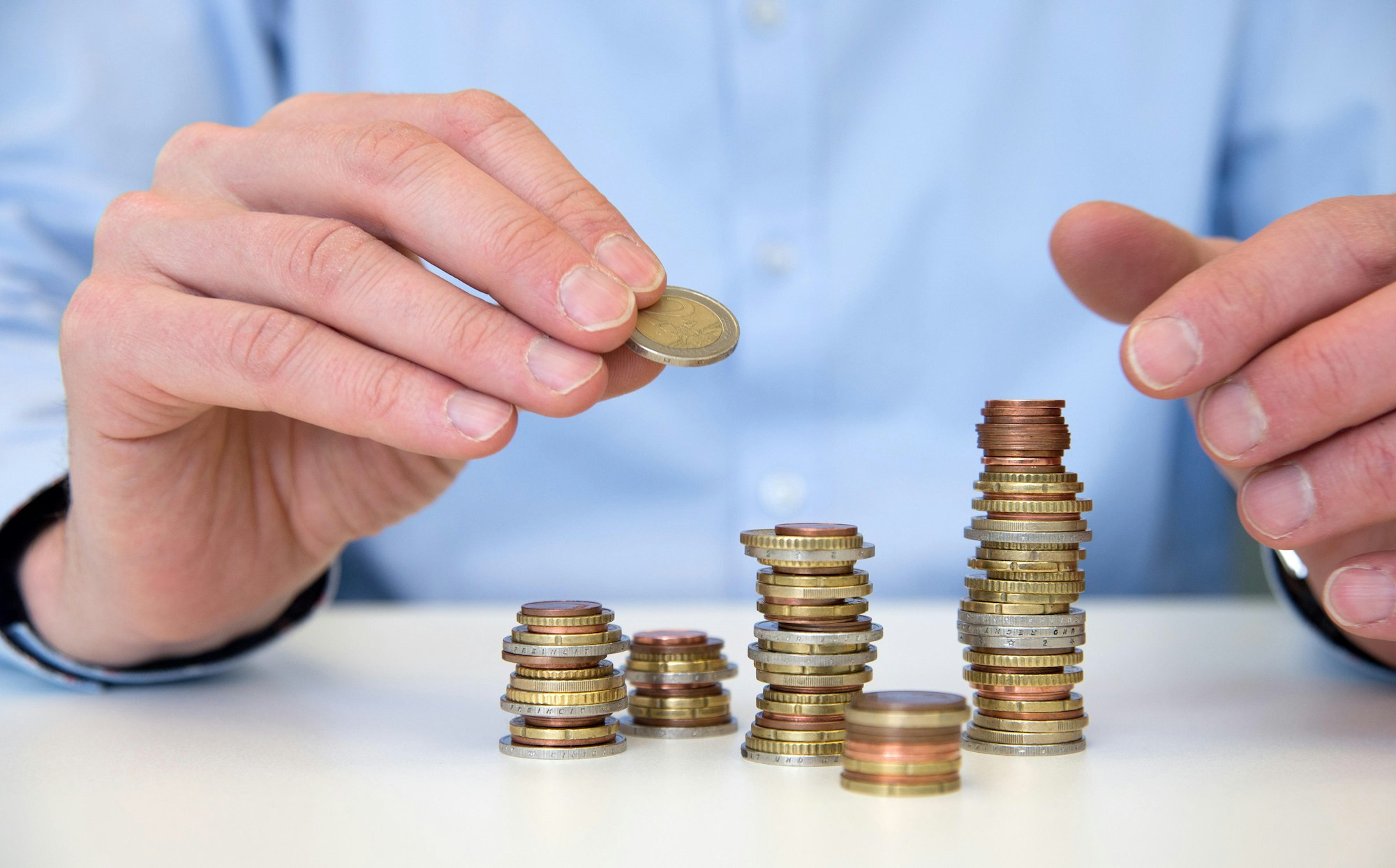 Mann baut Münztürme