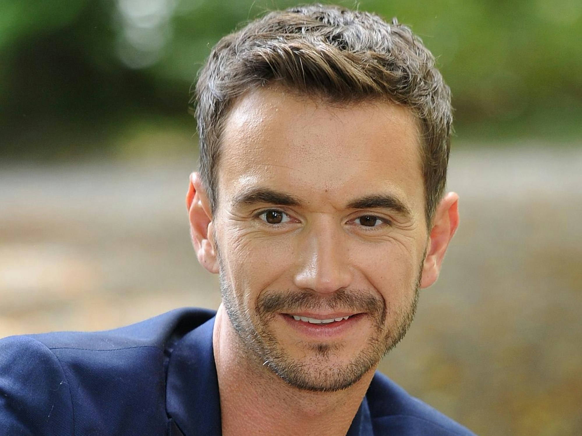 Florian Silbereisen lächelt in die Kamera.