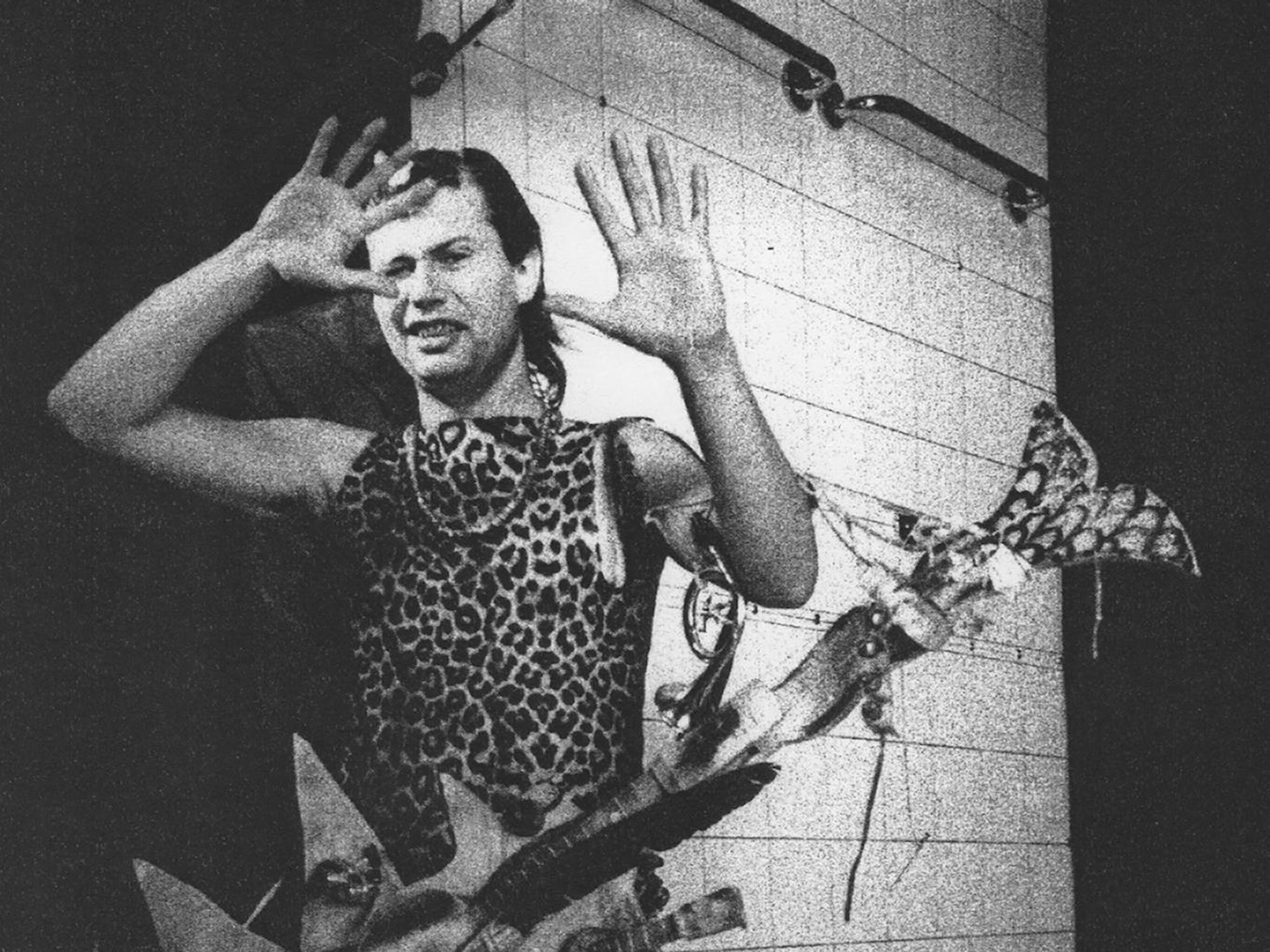 Arno Steffen steht im Leoparden-Anzug und mit Gitarre im Roxy.