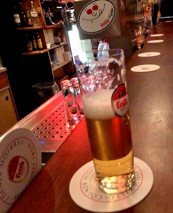 Symbolbild: Ein Bierglas am Tresen im Chlodwig Eck.