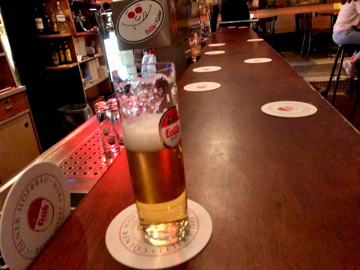 Symbolbild: Ein Bierglas am Tresen im Chlodwig Eck.