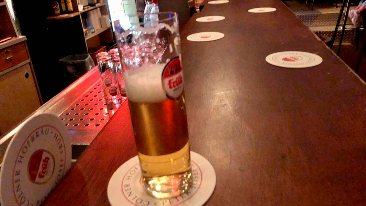 Symbolbild: Ein Bierglas am Tresen im Chlodwig Eck.