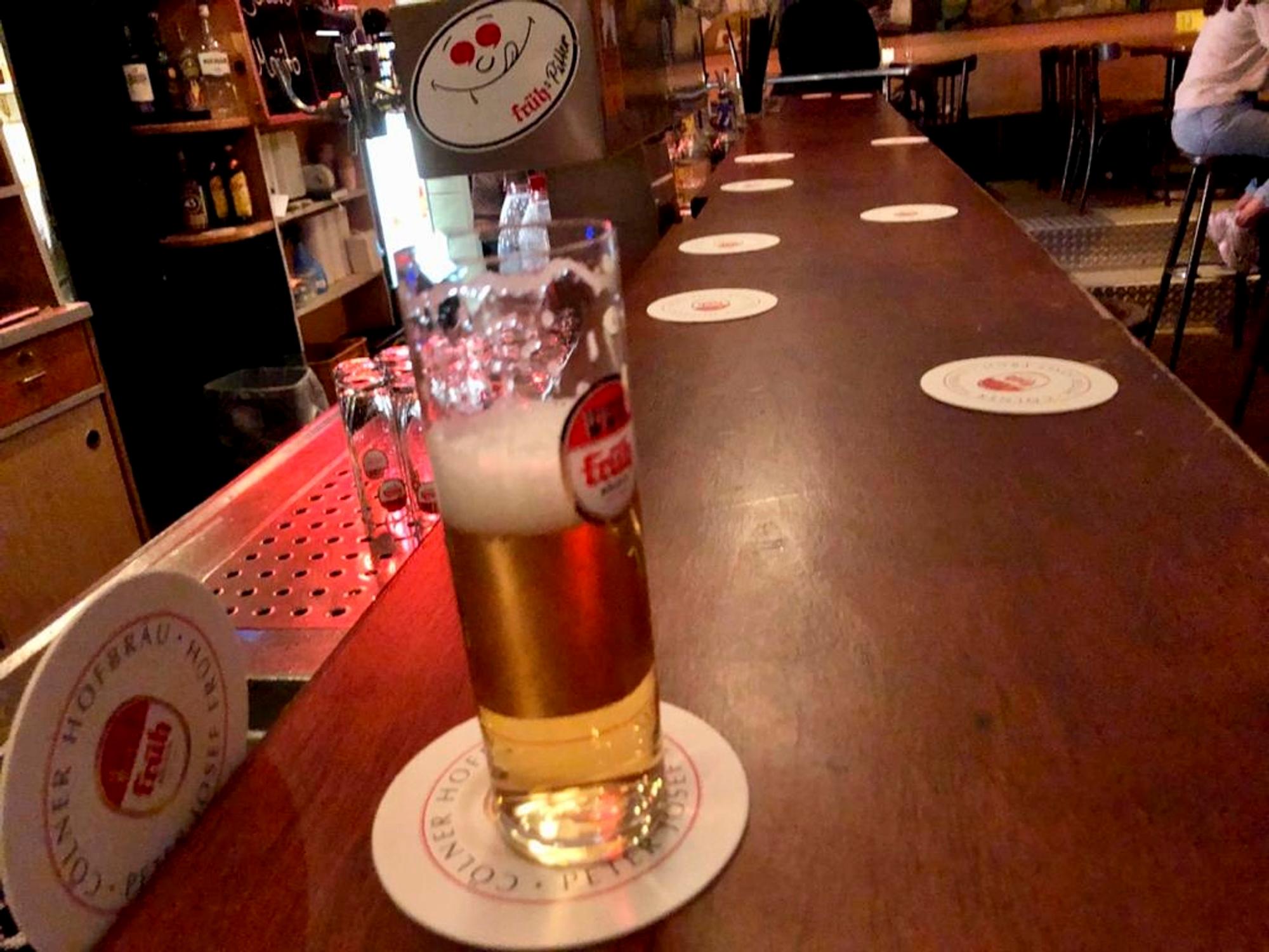 Symbolbild: Ein Bierglas am Tresen im Chlodwig Eck.