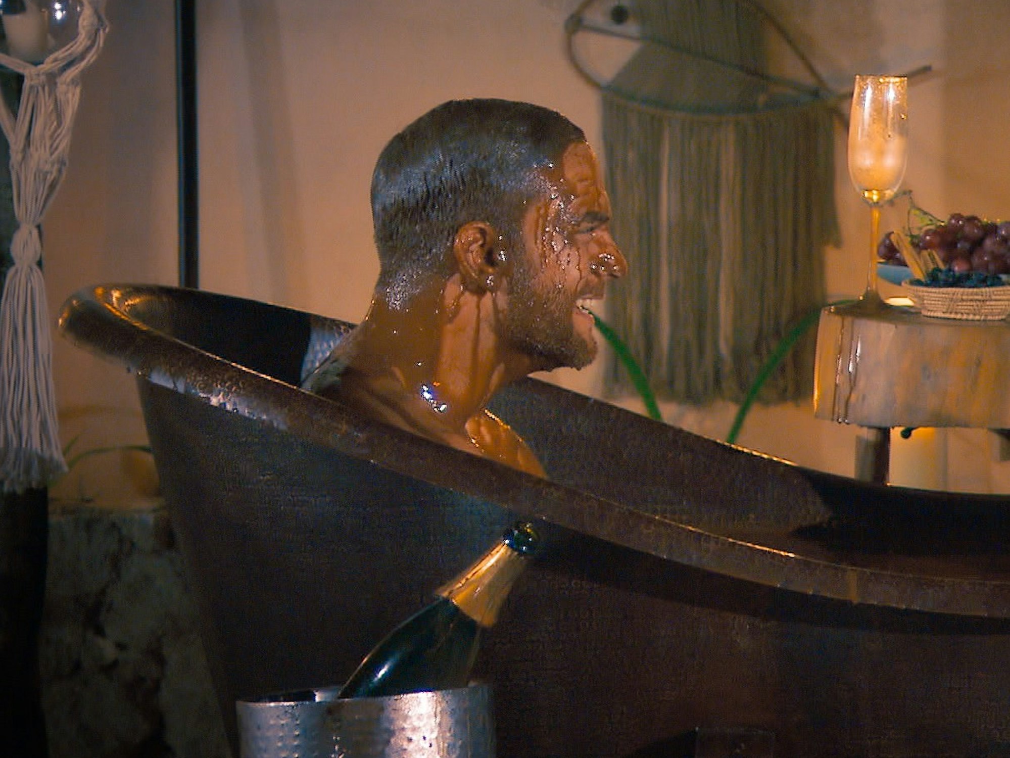 Bachelor Sebastian Preuss badet mit einer Kandidatin in einer Wanne voller Schokolade.