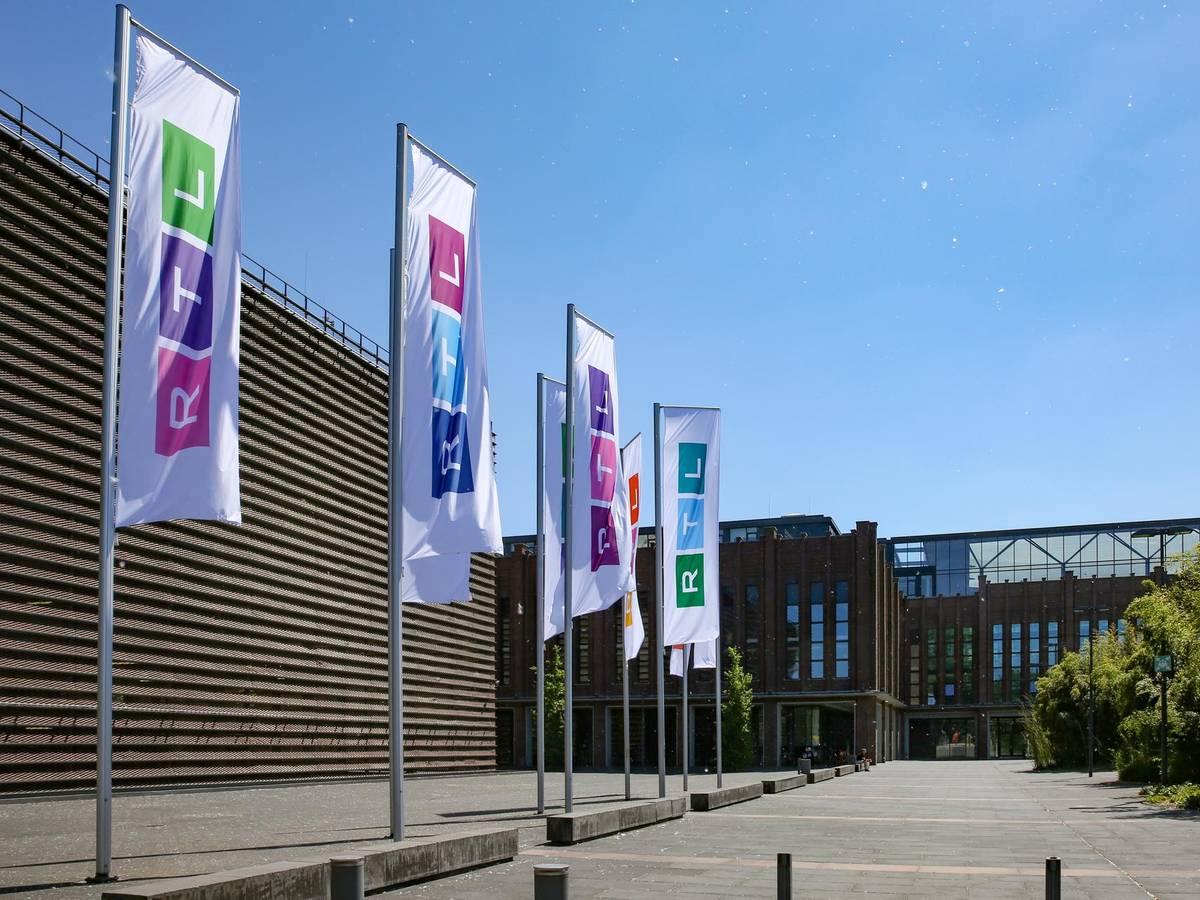 Die Fahnen am RTL-Sitz in Köln-Deutz sind bereits ausgetauscht. Auf jeder Fahne sind andere Farben angeordnet. Das Foto wurde am Sonntag (13. Juni) aufgenommen.