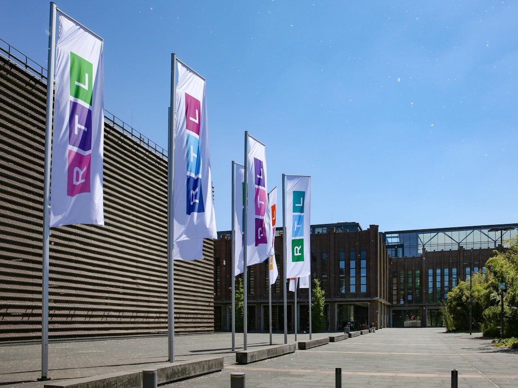 Die Fahnen am RTL-Sitz in Köln-Deutz sind bereits ausgetauscht. Auf jeder Fahne sind andere Farben angeordnet. Das Foto wurde am Sonntag (13. Juni) aufgenommen.