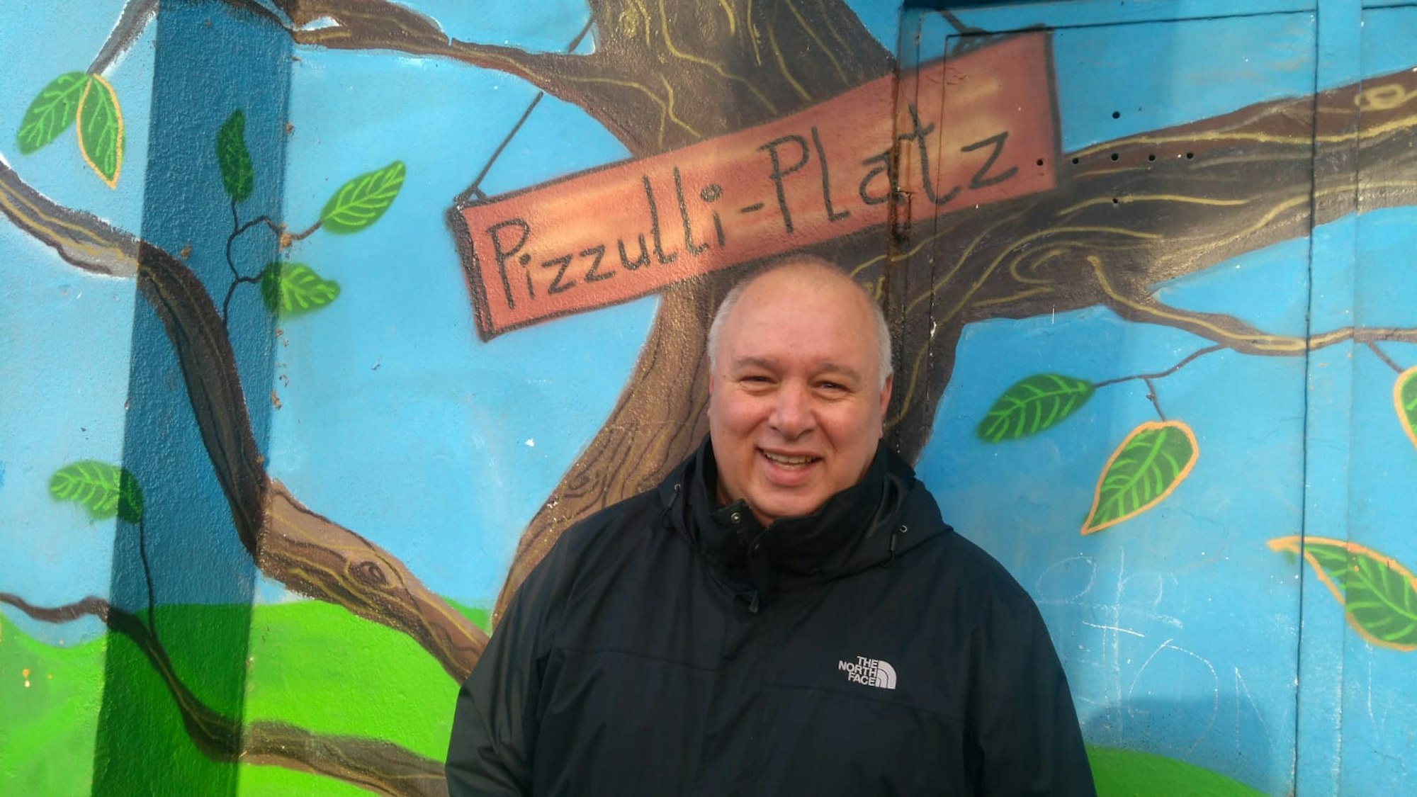 Antonio Pizzulli vor der auch zu seinen Ehren bemalten Wand
