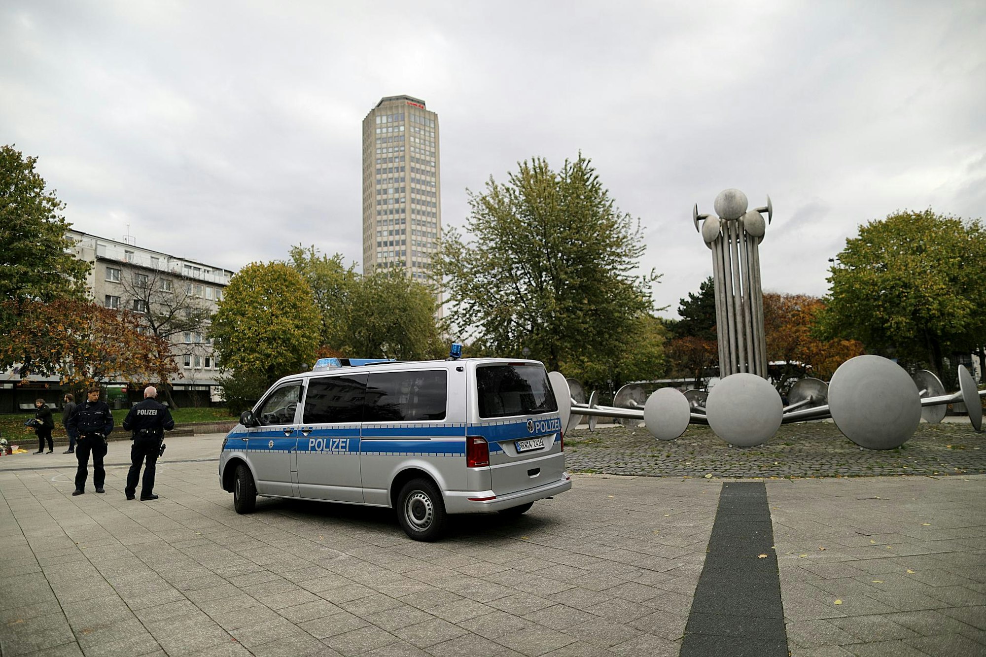 Ein Polizeifahrzeug steht im Oktober 2017 auf dem Ebertplatz.