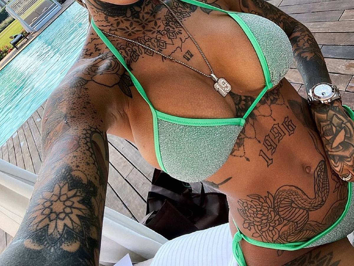 Zoe Cristofoli posiert für ein Selfie im Bikini