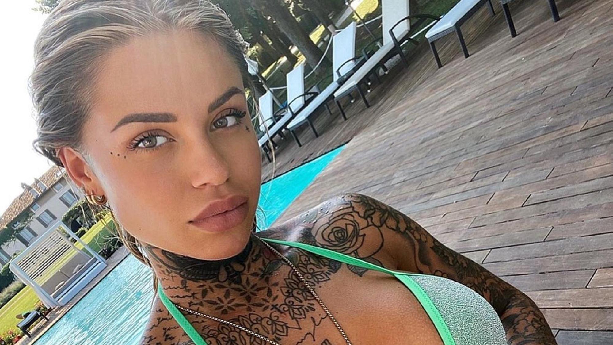 Zoe Cristofoli posiert für ein Selfie im Bikini