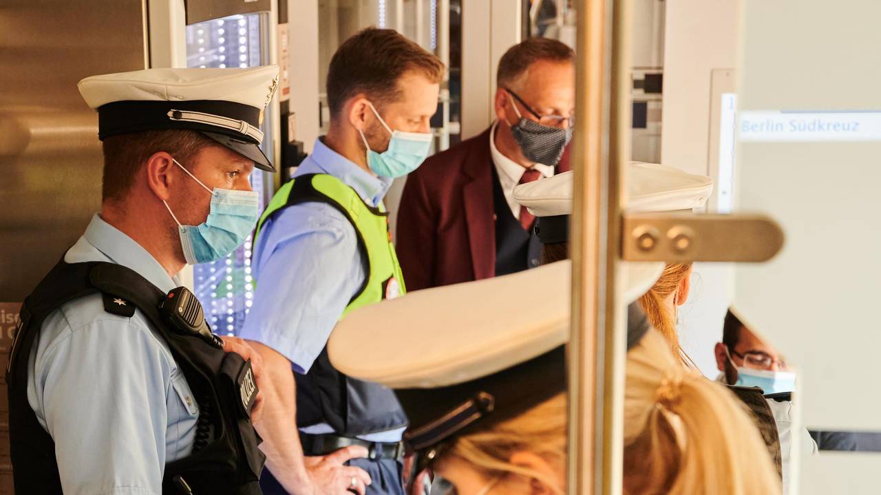 Eine Beamtin und zwei Beamte bei einer Kontrolle in der Bahn.