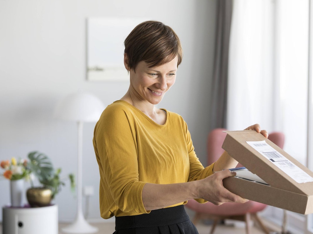 Frau öffnet Paket