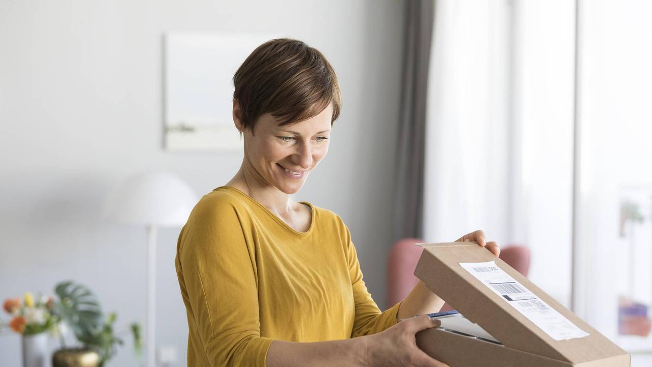 Frau öffnet Paket