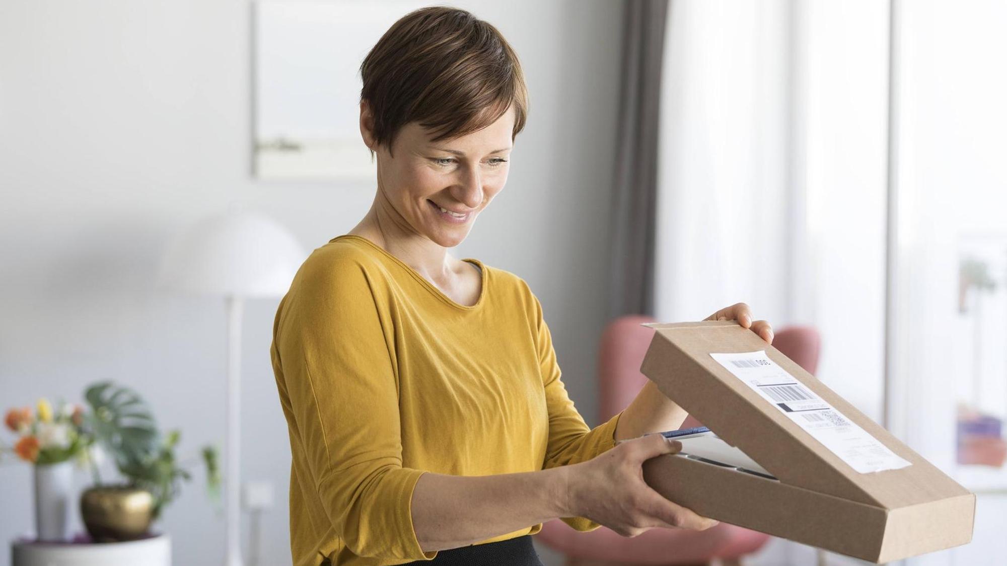 Frau öffnet Paket