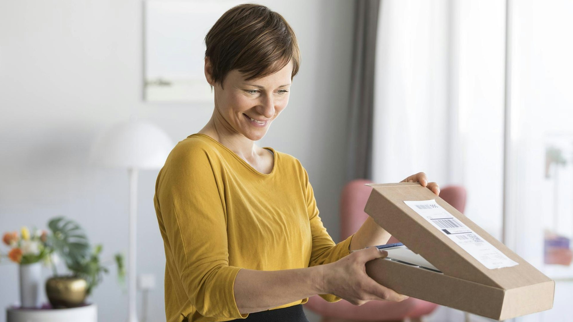 Frau öffnet Paket
