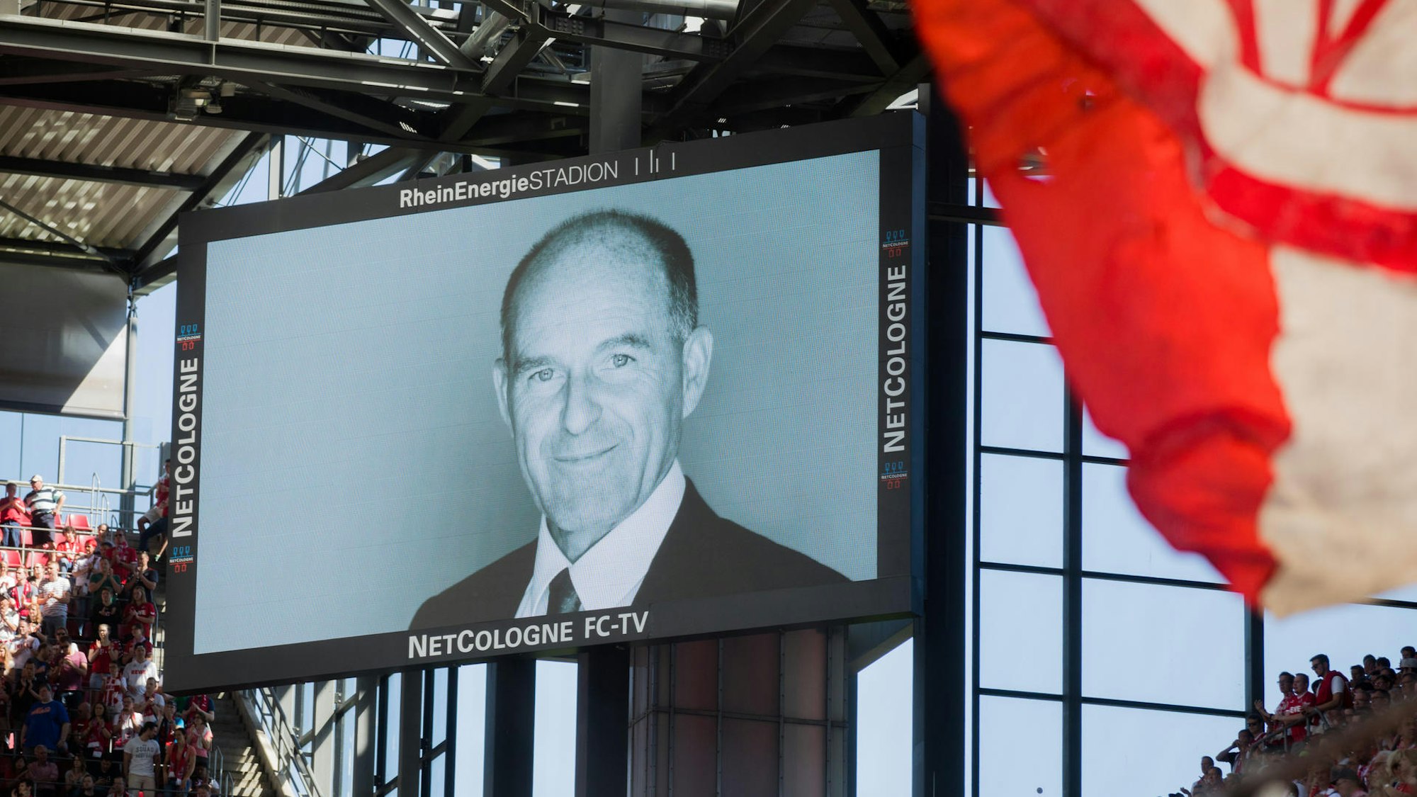 Auch einer großen TV-Leinwand im Fußballstadion ist Tengelmann-Chef Karl-Erivan Haub zu sehen.