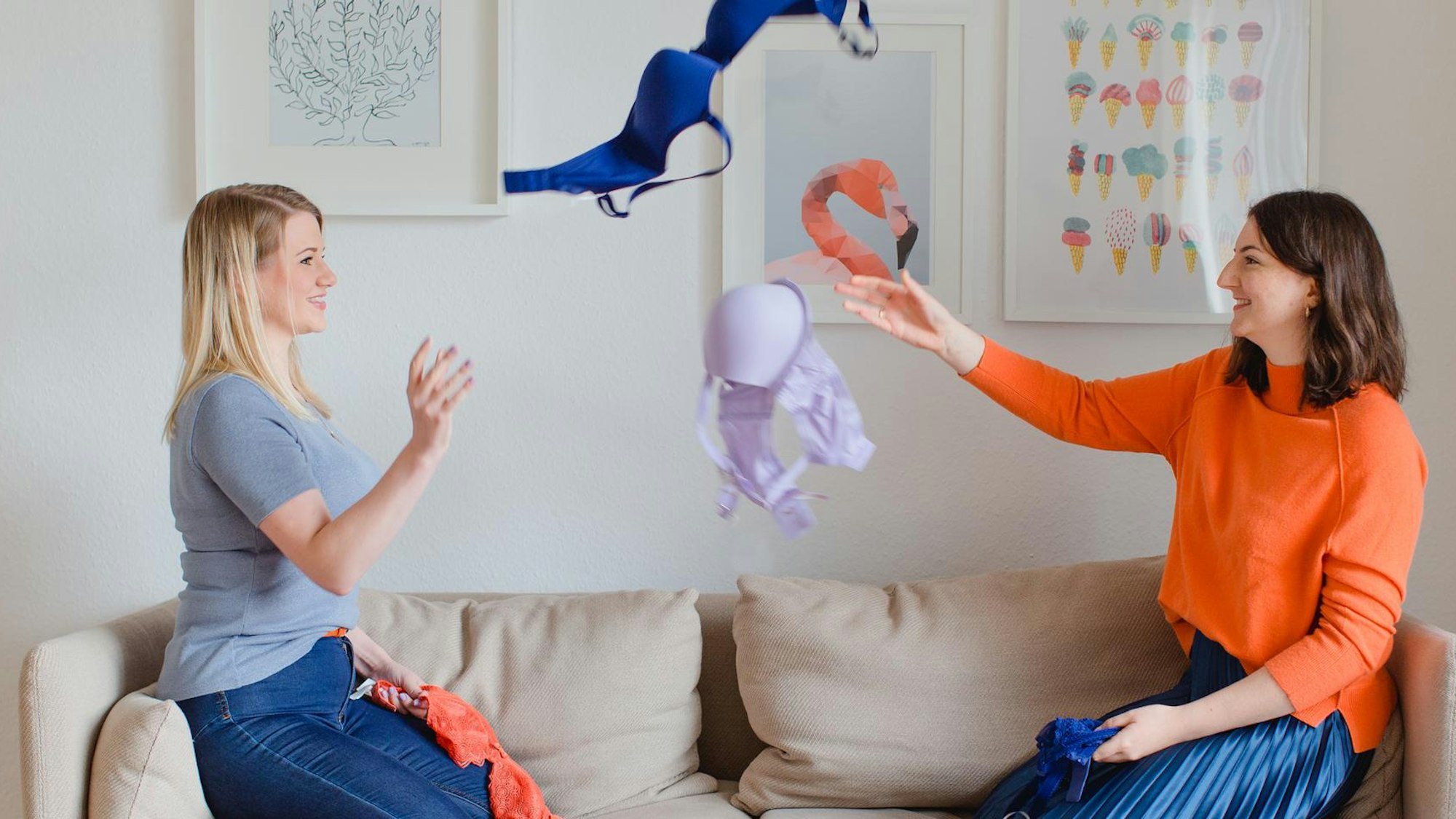 Köln: Start-up-Gründerinnen werfen sich gegenseitig einen BH zu.