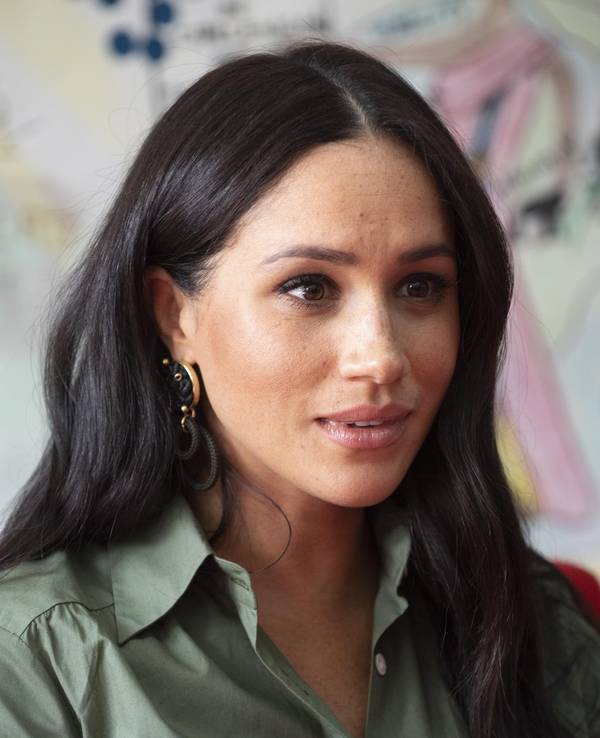 Meghan Markle guckt ernst.