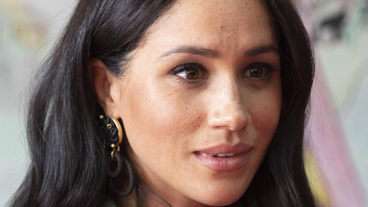 Meghan Markle guckt ernst.