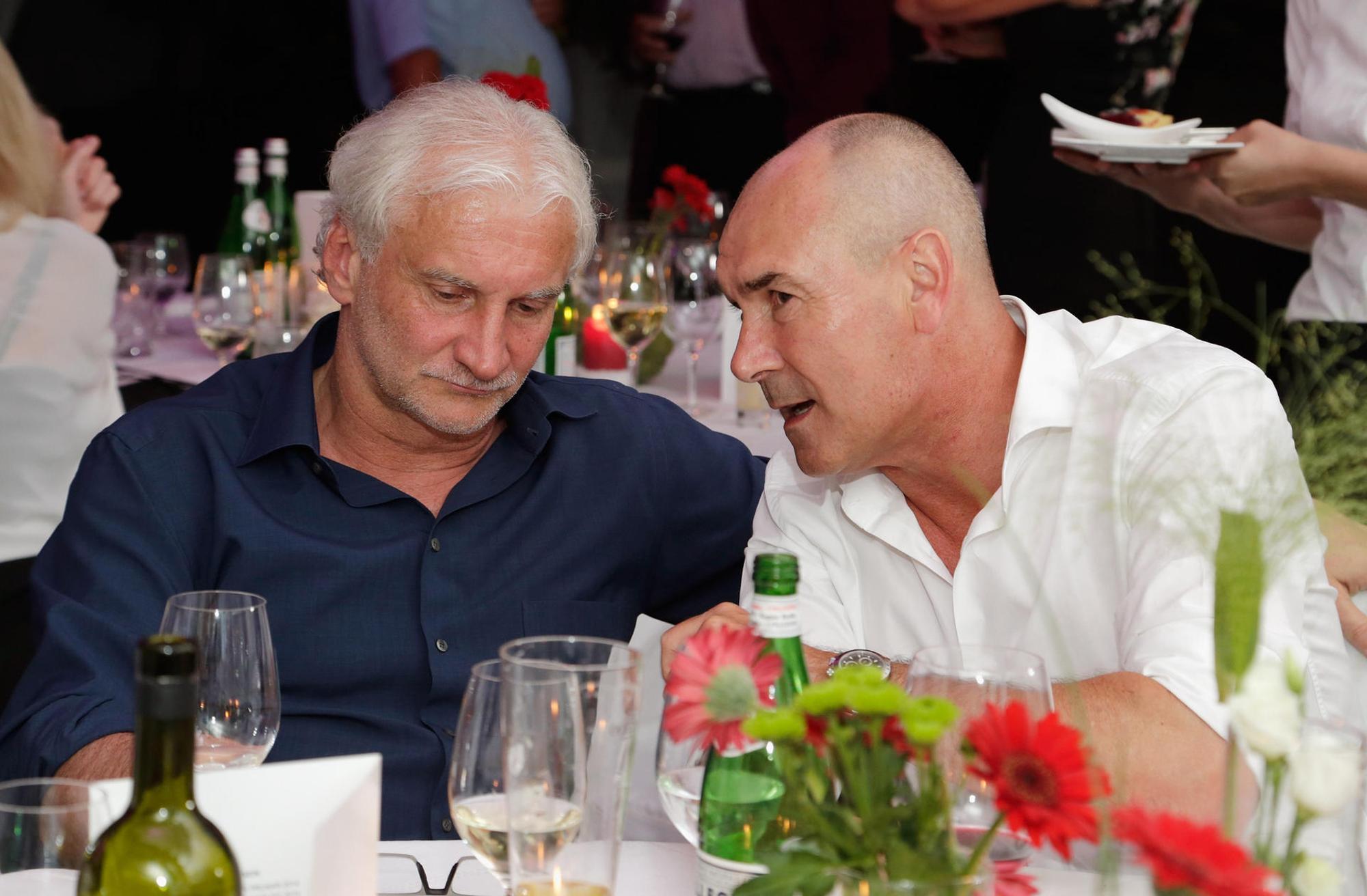 Raimond Aumann und Rudi Völler sprechen miteinander