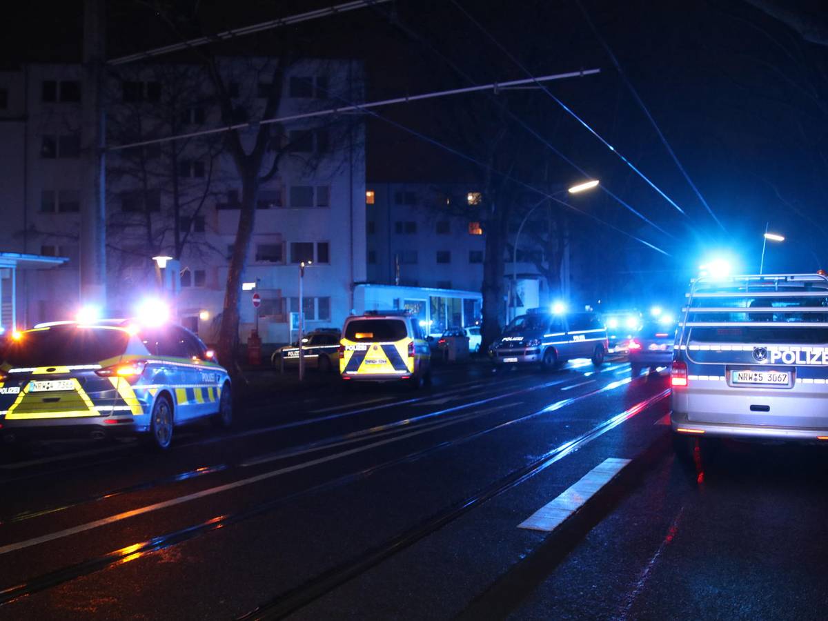 Mehr als 30 Streifenteam waren am Samstagabend (19. Februar 2022) in Köln-Seeberg im Einsatz.