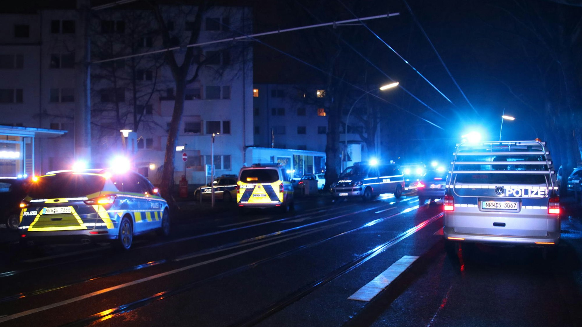 Mehr als 30 Streifenteam waren am Samstagabend (19. Februar 2022) in Köln-Seeberg im Einsatz.