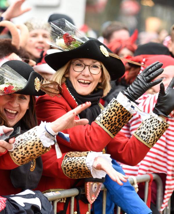 Menschen feiern im Karneval in Köln