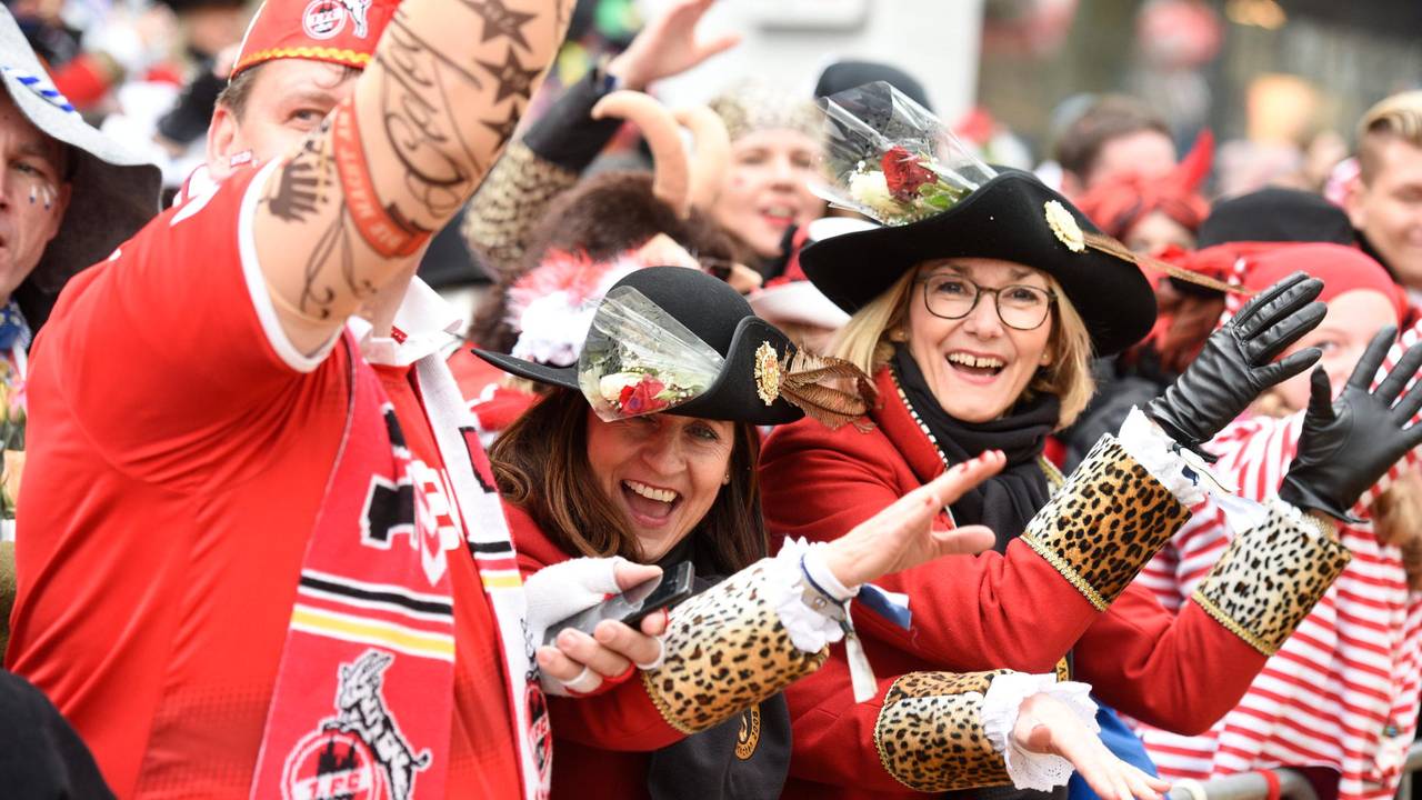 Menschen feiern im Karneval in Köln