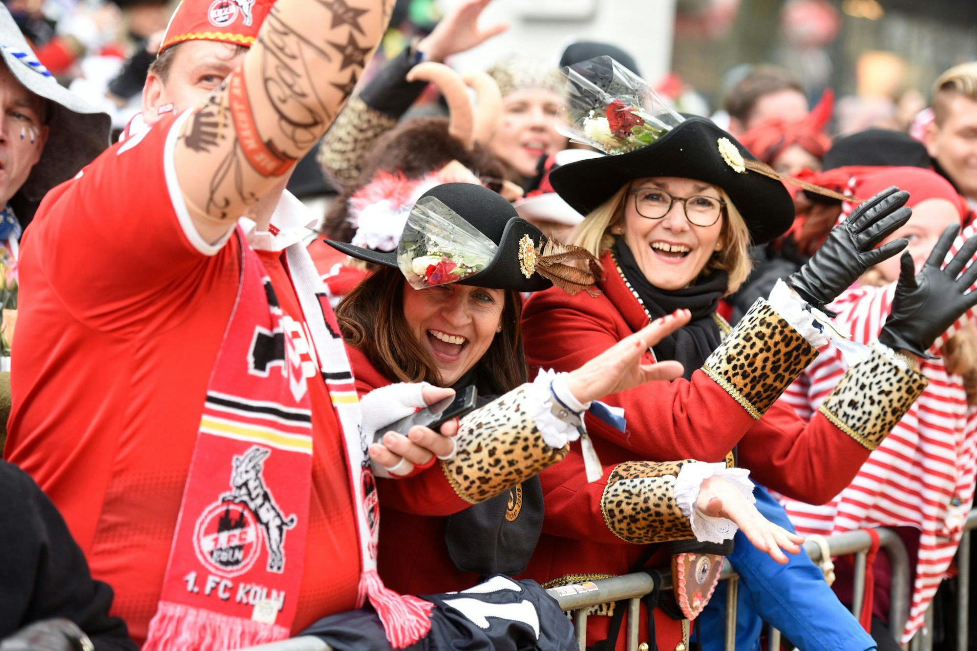 Menschen feiern im Karneval in Köln