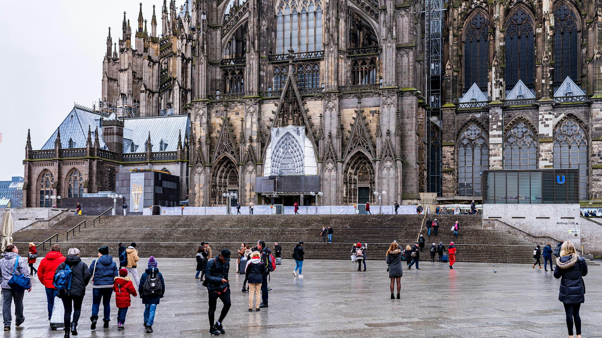 Die Treppe zwischen Kölner Dom und Hauptbahnhof.