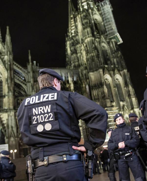 Zahlreiche Polizeikräfte stehen vor dem Kölner Dom.
