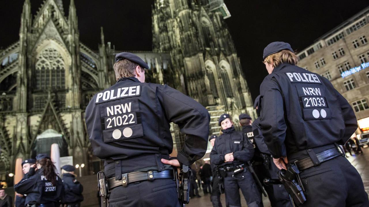 Zahlreiche Polizeikräfte stehen vor dem Kölner Dom.