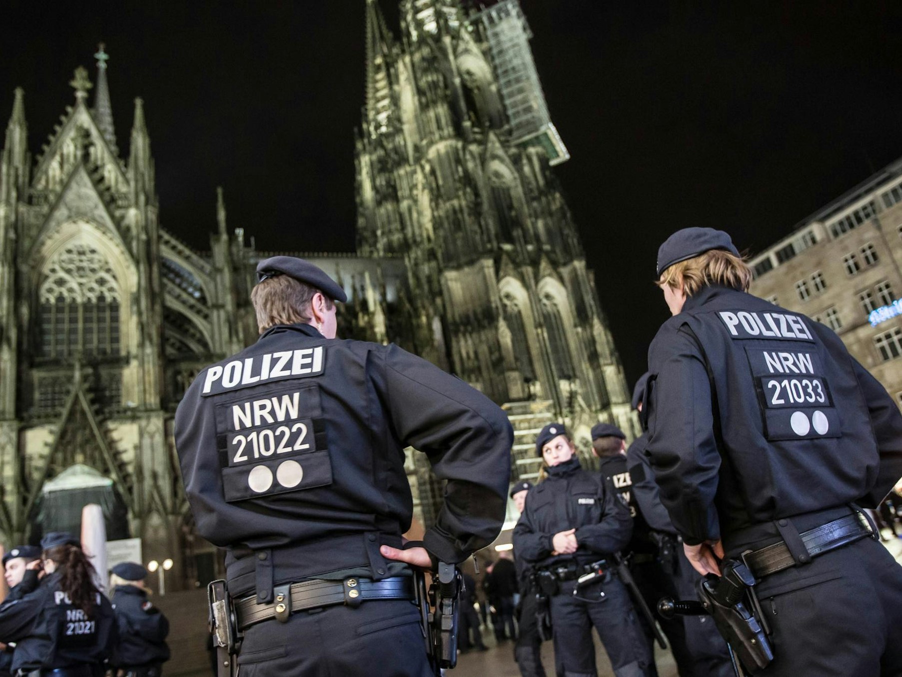 Zahlreiche Polizeikräfte stehen vor dem Kölner Dom.