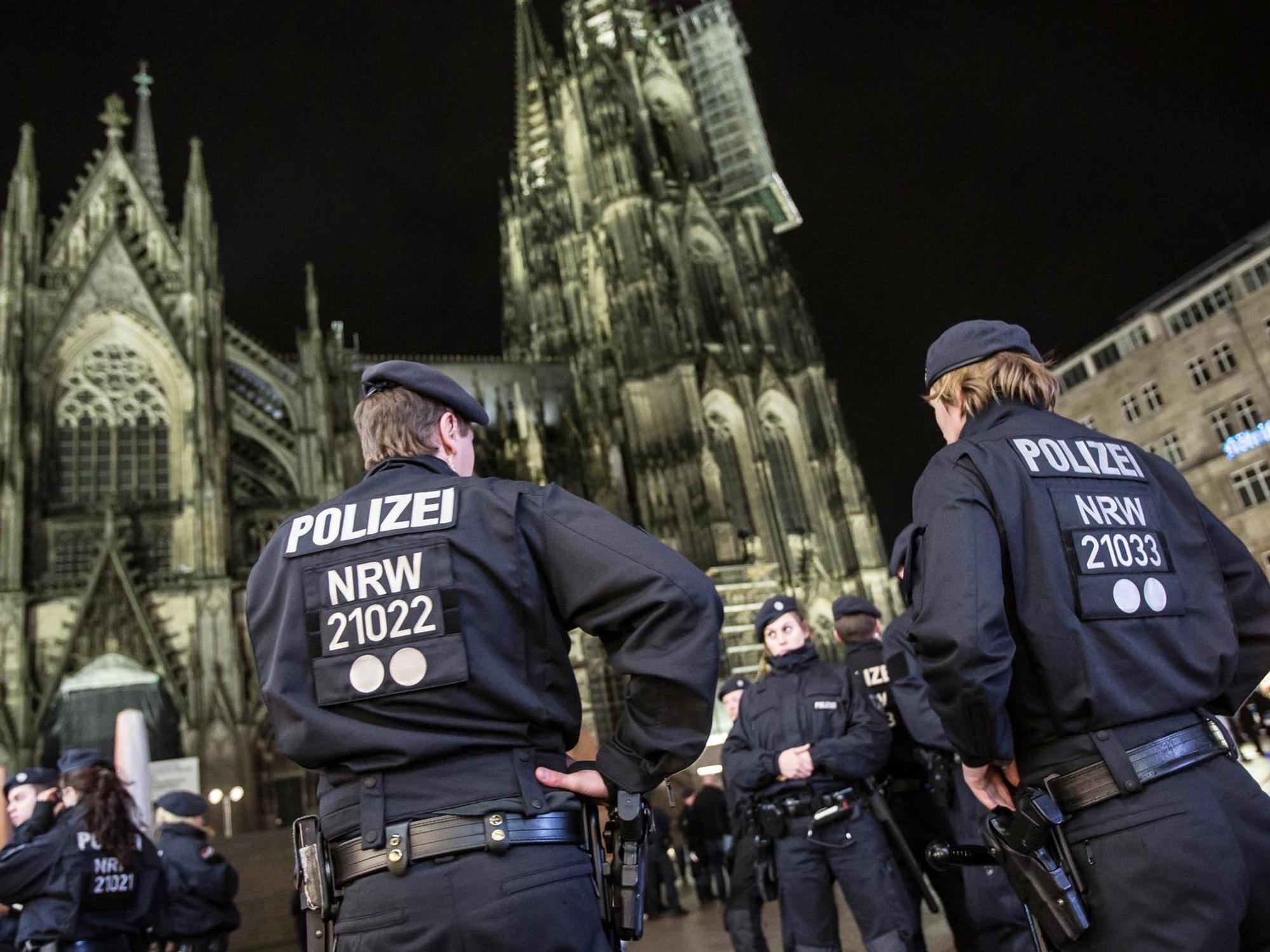 Zahlreiche Polizeikräfte stehen vor dem Kölner Dom.