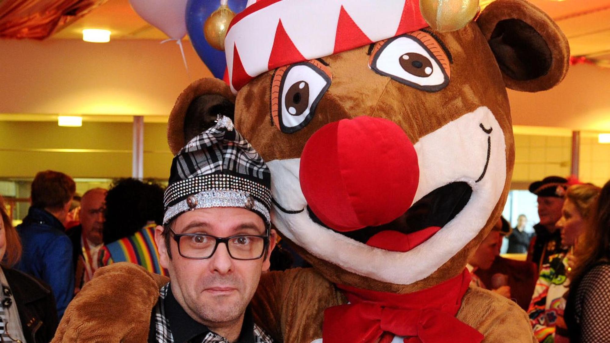 Marc Metzger mit Kleinen Erdmännchen
