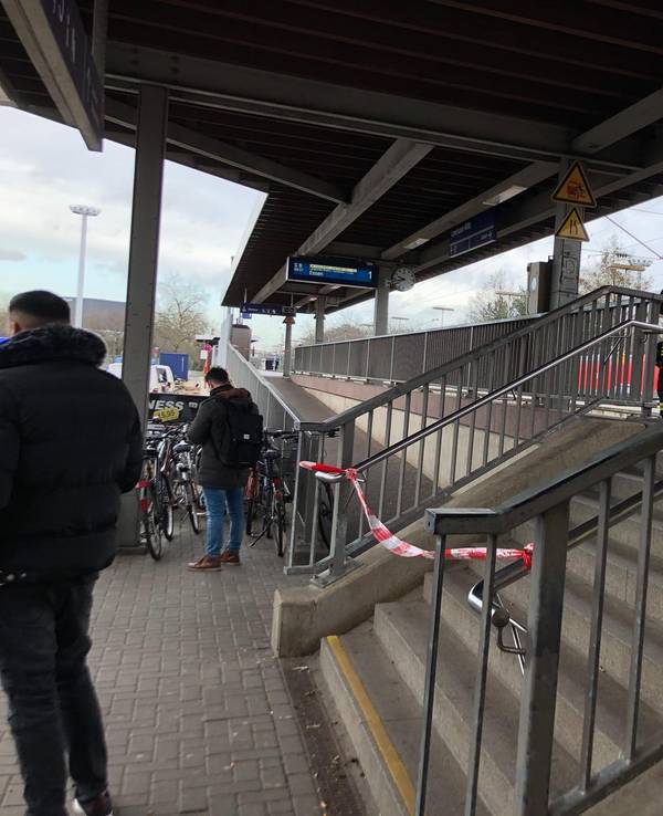 Am Bahnhof Leverkusen Mitte, hier ein Foto eines anderen Einsatzes, ist ein Jugendlicher bei einem Angriff mit einem Messer schwer verletzt worden.