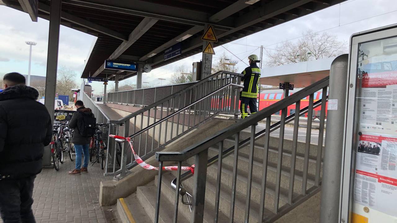Am Bahnhof Leverkusen Mitte, hier ein Foto eines anderen Einsatzes, ist ein Jugendlicher bei einem Angriff mit einem Messer schwer verletzt worden.