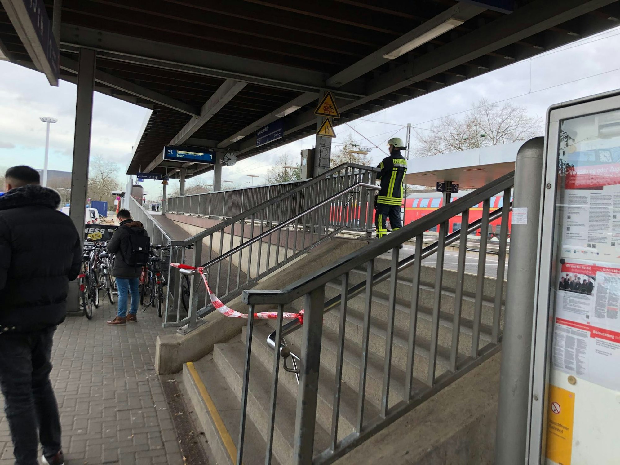Ein Zugang zu einem Bahnsteig ist mit Flatterband abgesperrt.
