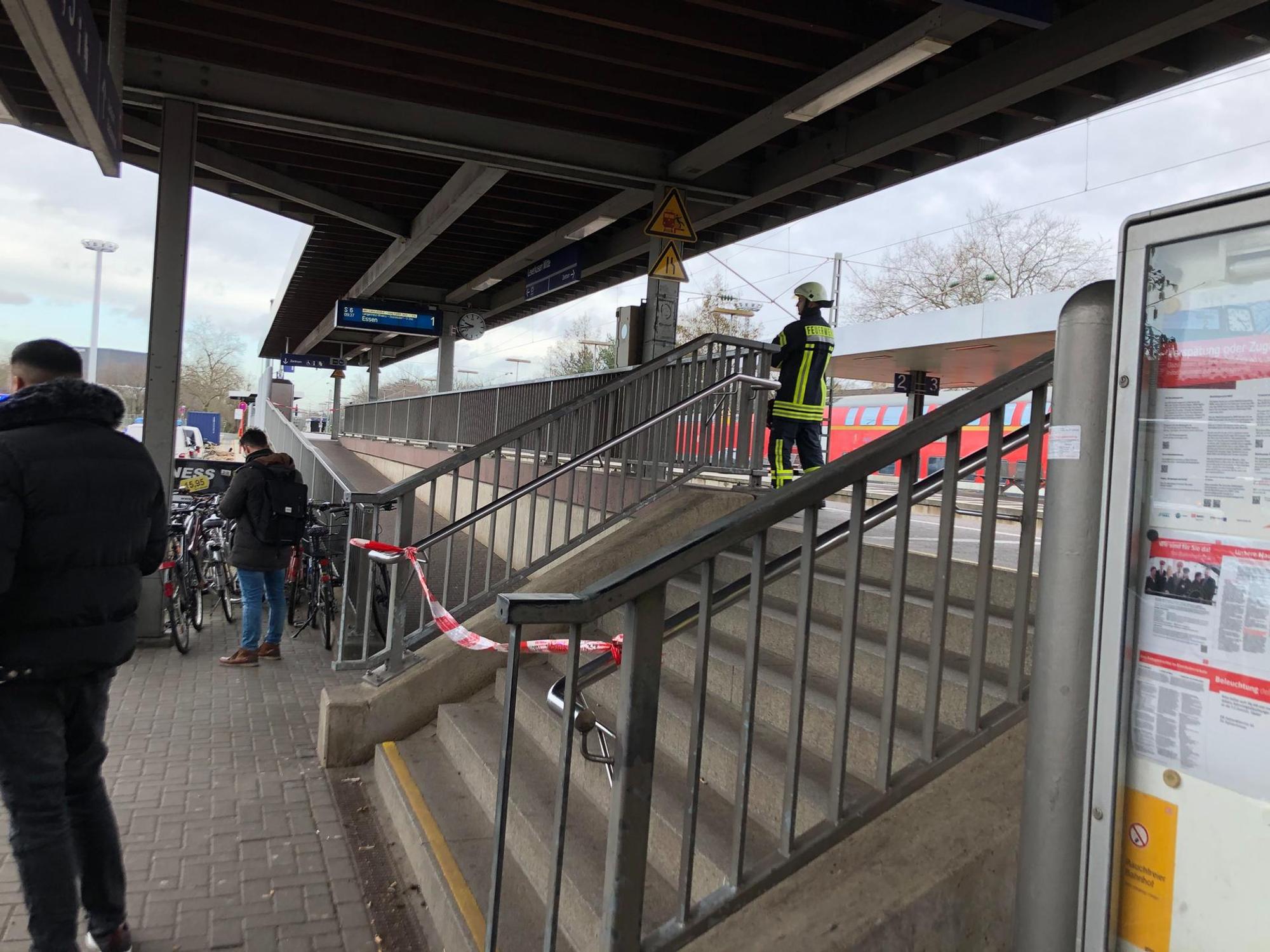 Am Bahnhof Leverkusen Mitte, hier ein Foto eines anderen Einsatzes, ist ein Jugendlicher bei einem Angriff mit einem Messer schwer verletzt worden.