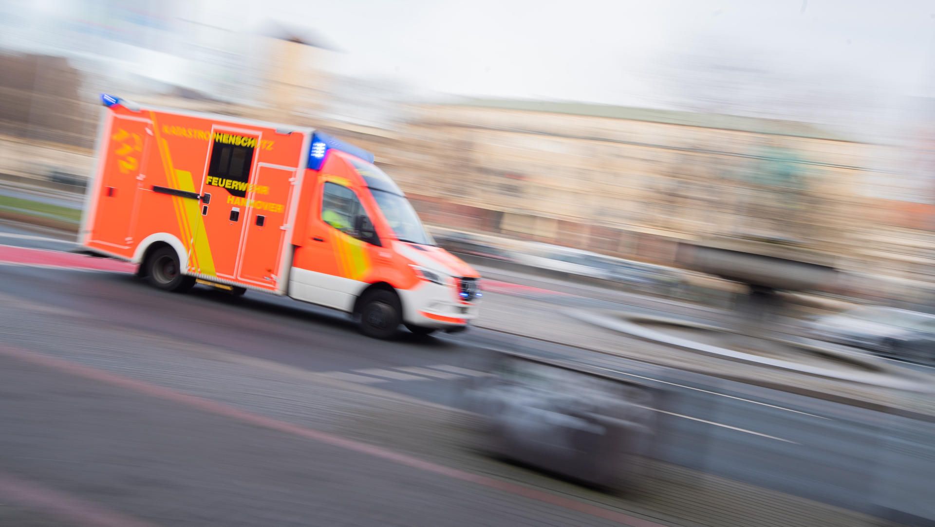 Einen Rettungswagen musste der Mann (50) zu seiner Wohnung rufen. Dieses undatierte Symbolfoto zeigt einen Krankenwagen im Einsatz.