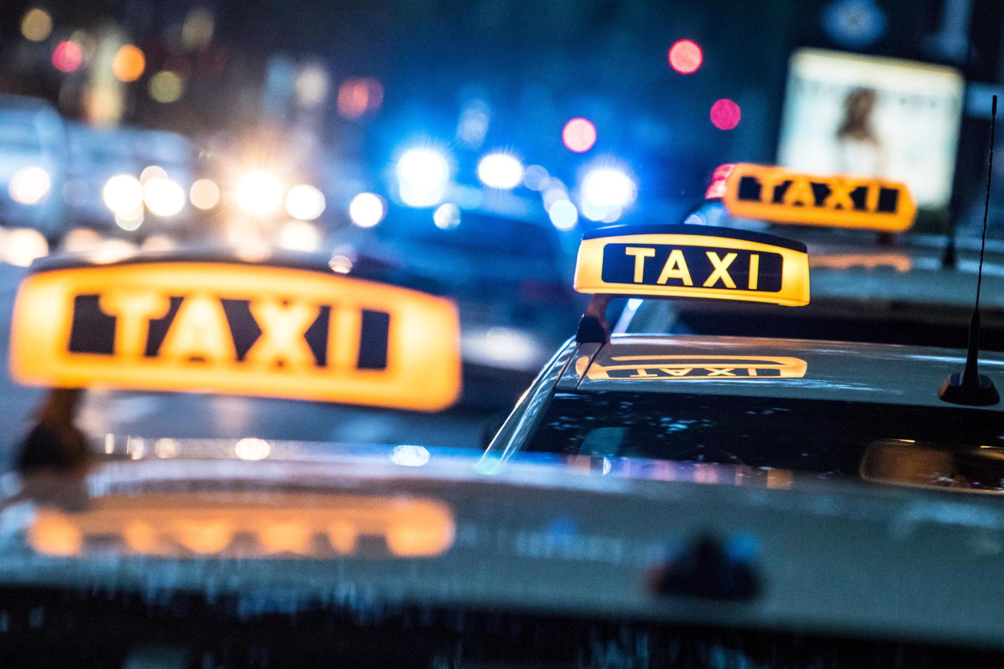 Taxis stehen in einer Reihe.
