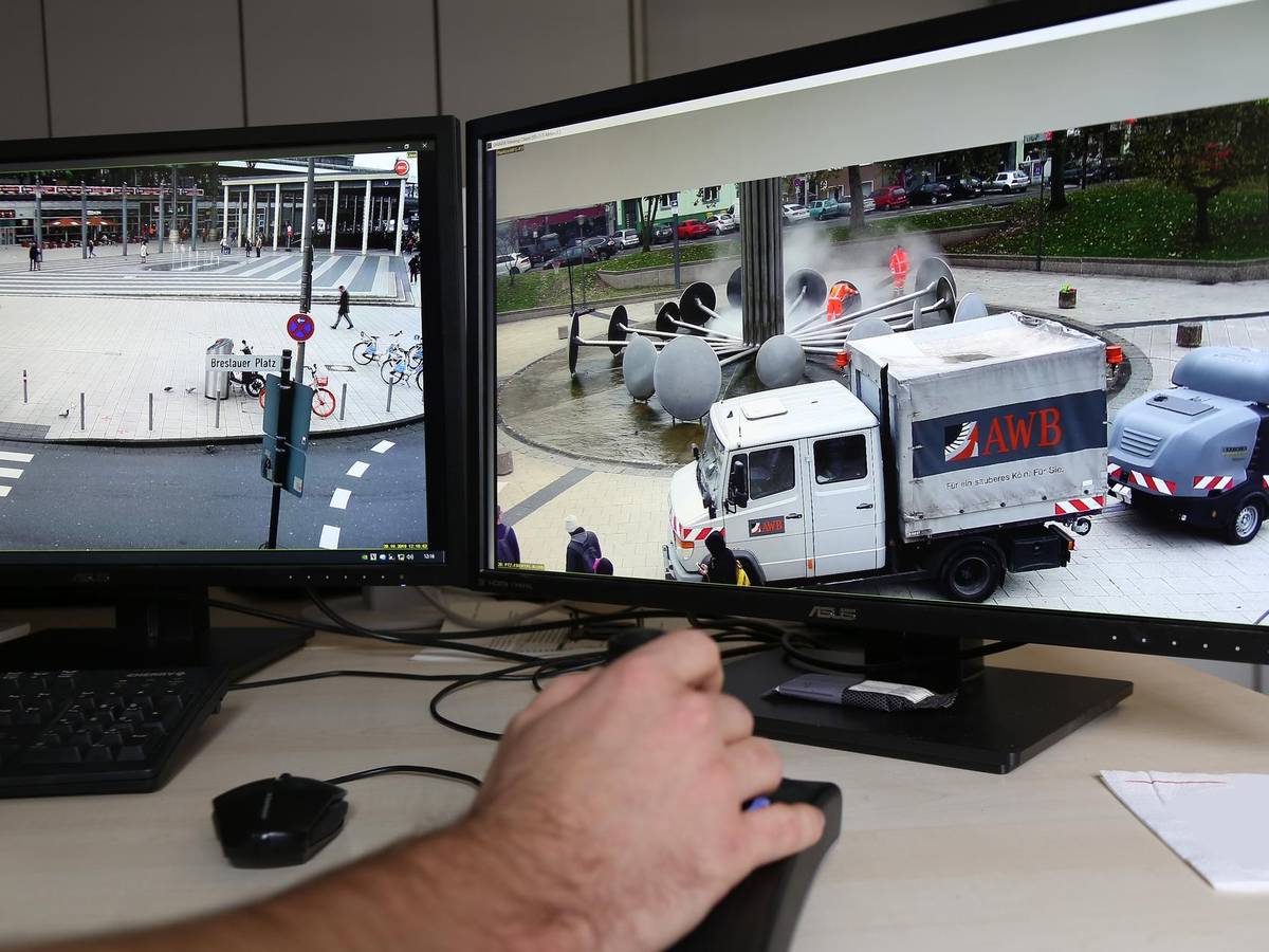 Videoüberwachung des Ebertplatzes an zwei Bildschirmen