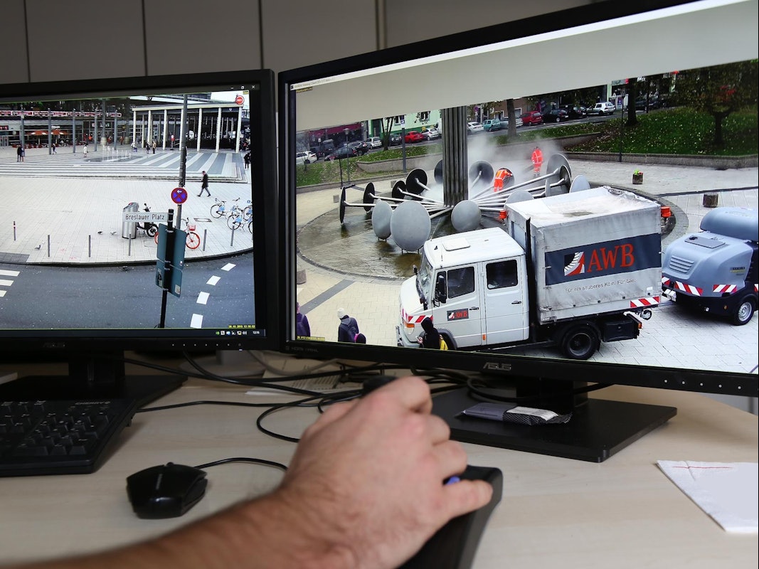 Videoüberwachung des Ebertplatzes an zwei Bildschirmen