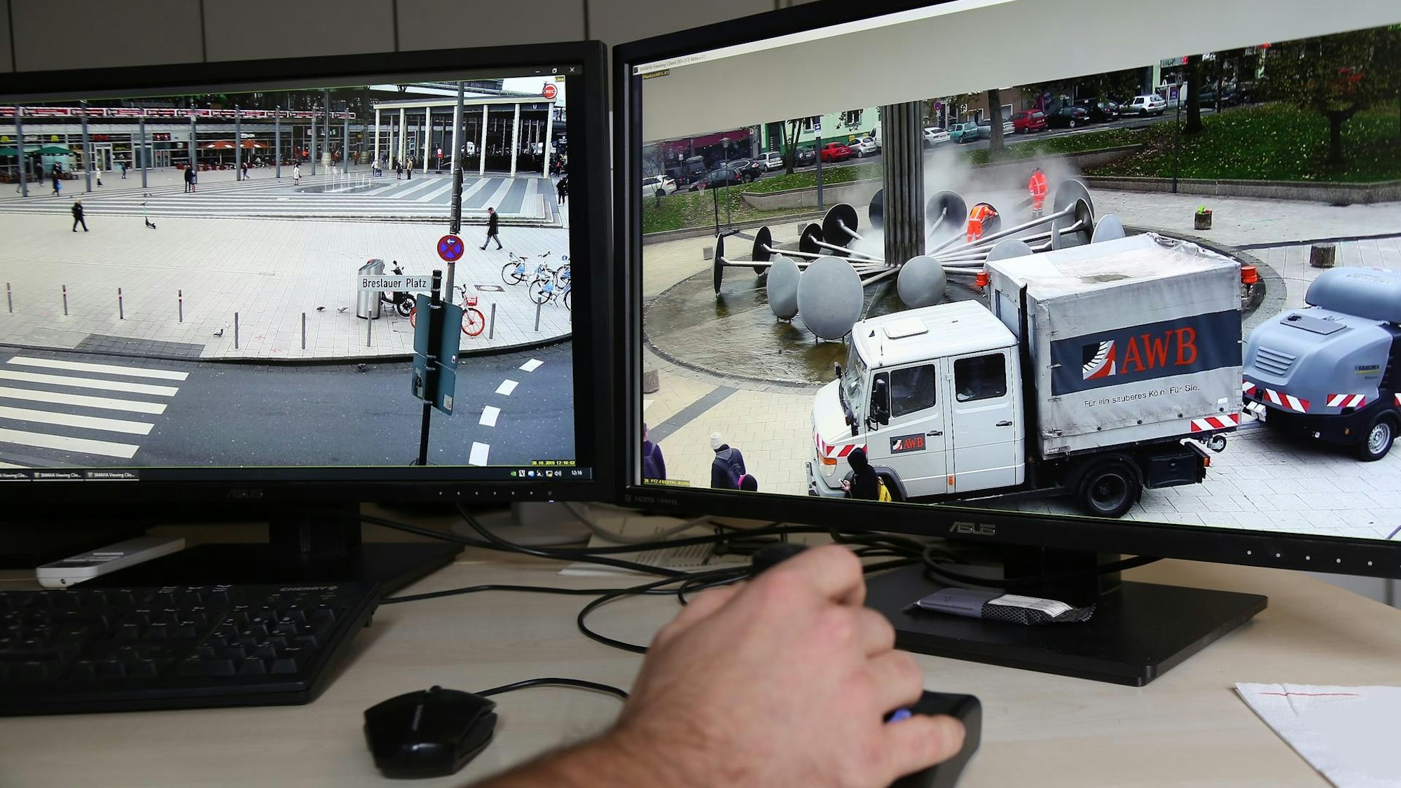 Videoüberwachung des Ebertplatzes an zwei Bildschirmen