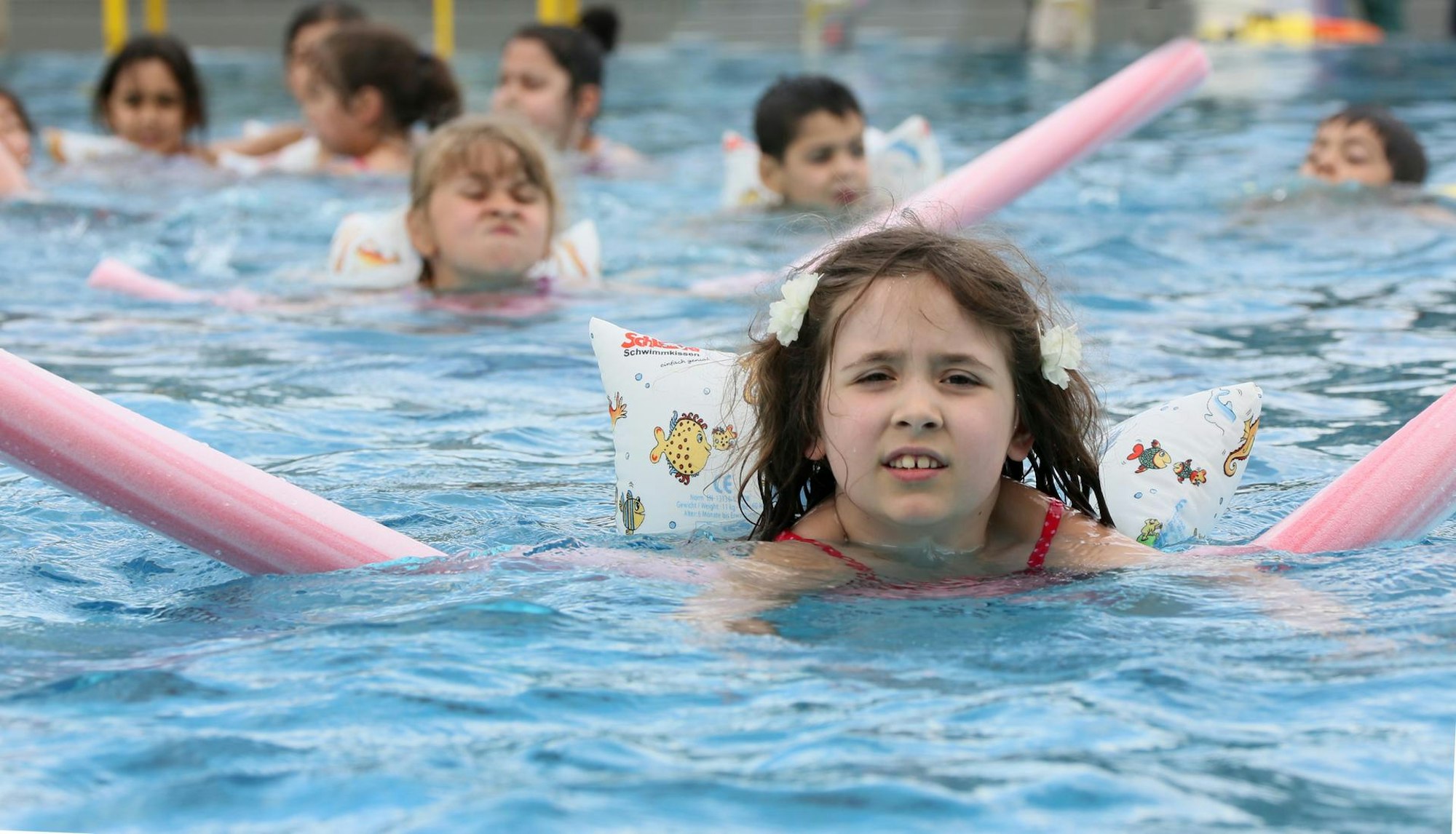 Kinder beim Schwimmenlernen.